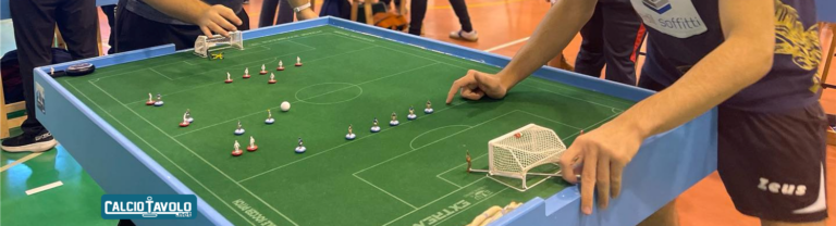 Campo di subbuteo con schierate la miniature